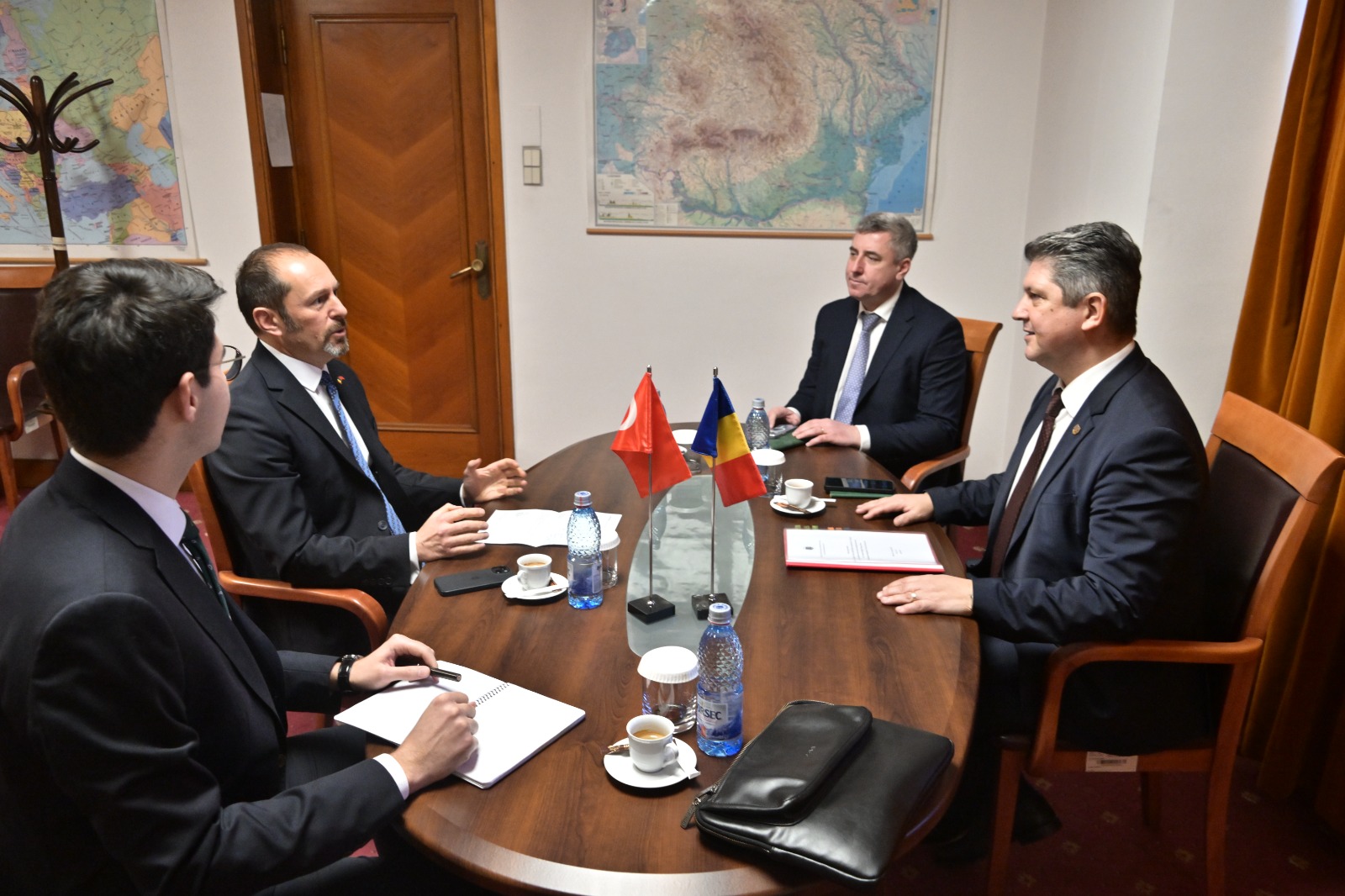 Întrevederea președintelui Comisiei pentru politică externă din Senatul României, Titus Corlățean, cu ambasadorul Republicii Turcia, E.S. Özgür Kivanç Altan